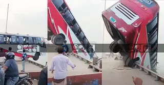 দৌলতদিয়ায় নদীতে যাত্রীবাহী বাস; ঘটনাস্থলে উদ্ধারকারী ‘হামজা’